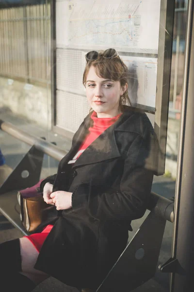 Donna seduta alla fermata dell'autobus — Foto Stock