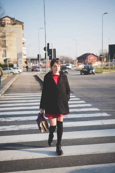 Donna a piedi all'aperto in città — Foto Stock