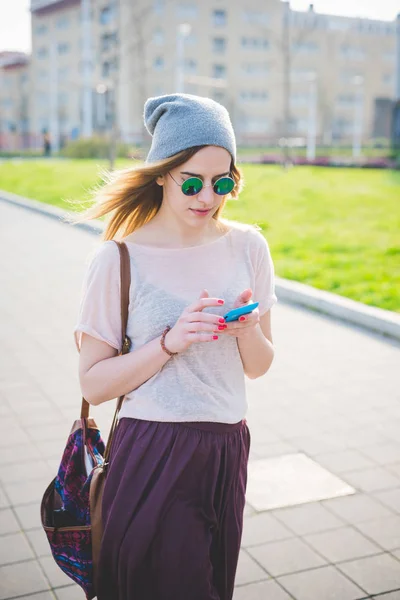 Frau läuft mit Smartphone — Stockfoto