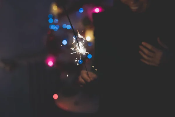 Fogos de artifício sparkler de celebrações de véspera de Ano Novo — Fotografia de Stock