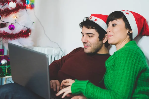 Couple using computer — Stock Photo, Image