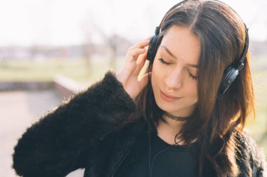 Müzik dinleyen kadın