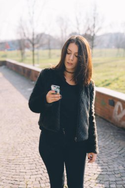 smartphone kullanarak piercing septum kadınla 