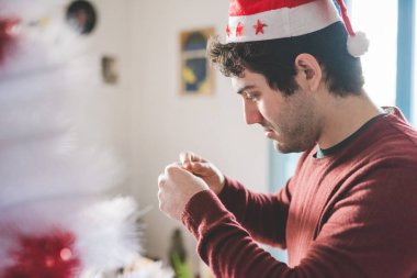 adam montaj Noel ağacı