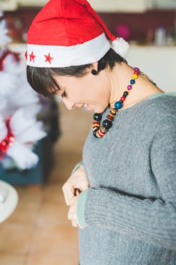 Noel Ağacını süsleyen Kadın