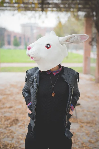 Mujer con máscara de conejo —  Fotos de Stock