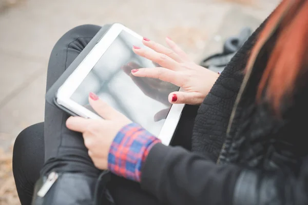 Frau benutzt Tablet — Stockfoto