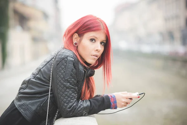 Mujer venezolana al aire libre usando teléfono inteligente —  Fotos de Stock