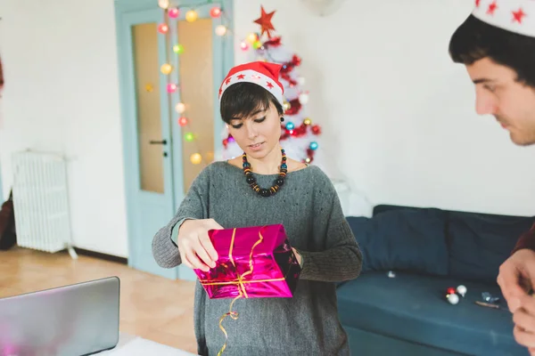 Женщина обертывает рождественский подарок — стоковое фото