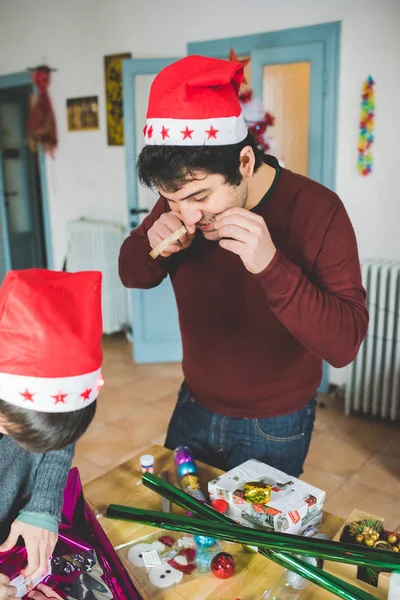 Para Zawijanie świąteczny prezent — Zdjęcie stockowe