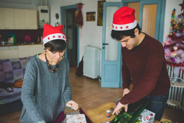Coppia avvolgendo regalo di Natale — Foto Stock
