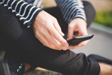 Akıllı telefon kullanan kadın 