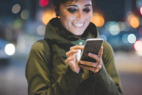 Mulher segurando um smartphone — Fotografia de Stock