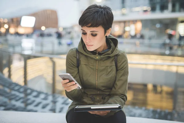 Frau nutzt Smartphone und Tablet, — Stockfoto