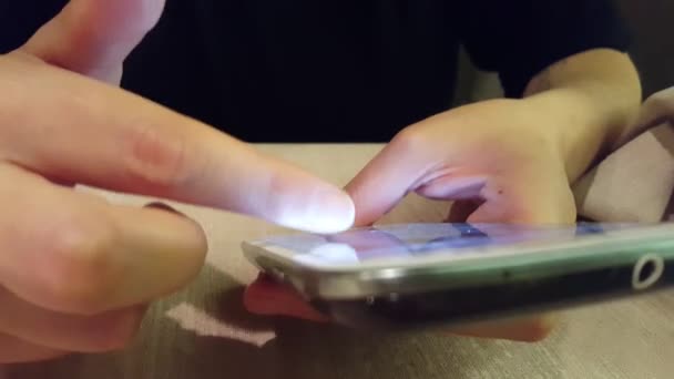 Женские руки с помощью смартфона — стоковое видео