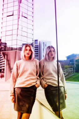 Yansıtılmış bir duvara yaslanmış kadın