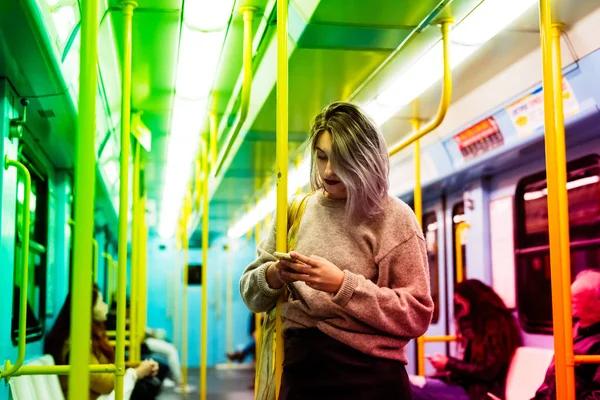 Vrouw buiten in stad op metro — Stockfoto