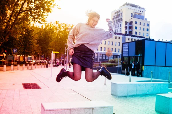 Woman jumping outdoor in city — Stock Photo, Image