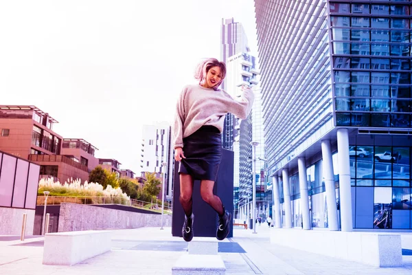 Frau springt in der Stadt ins Freie — Stockfoto
