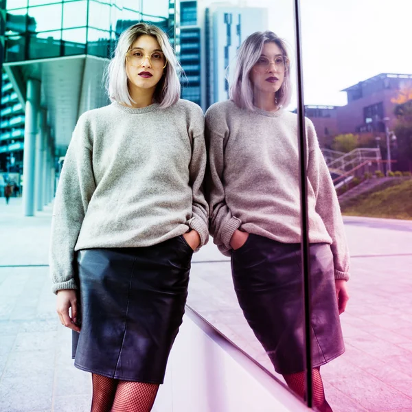 Yansıtılmış bir duvara yaslanmış kadın