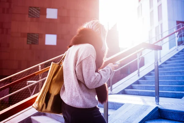 Frau im Freien in der Stadt zu Fuß — Stockfoto