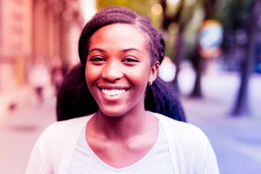 Şehirde açık siyah kadın