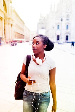 Şehirde açık yürüyen kadın