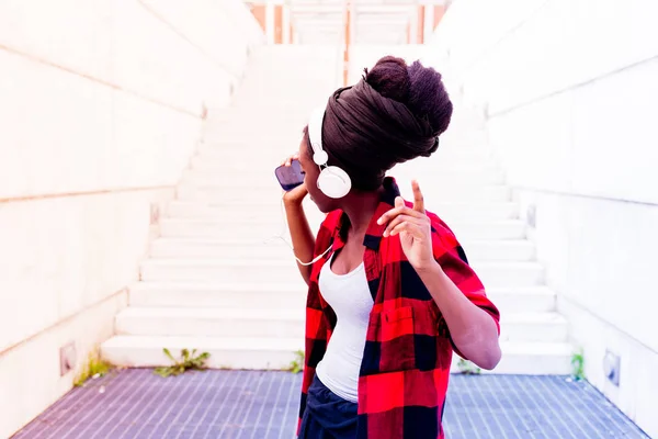 흑인 여성 듣는 음악 — 스톡 사진