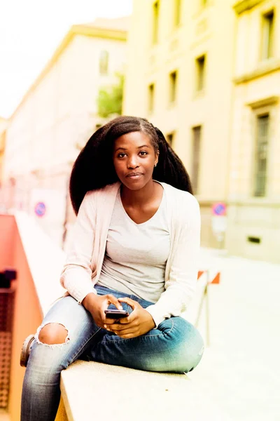 Femme noire en plein air en ville — Photo