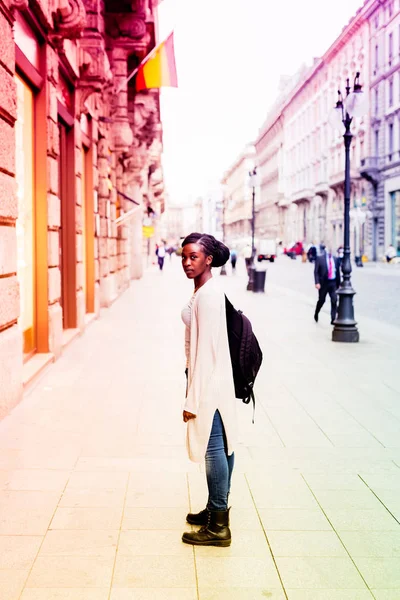 Femme en plein air dans la ville — Photo