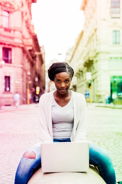 Frau benutzt Computer im Freien — Stockfoto