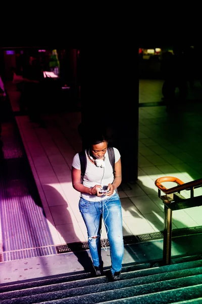 Vrouw boven lopen van de metro — Stockfoto