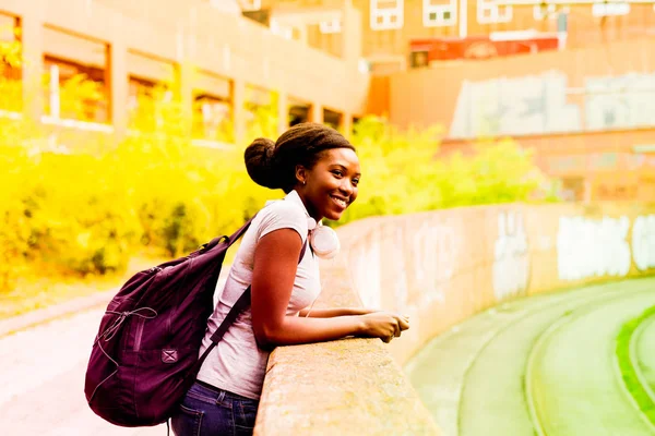 Negro mujer usando mochila — Foto de Stock