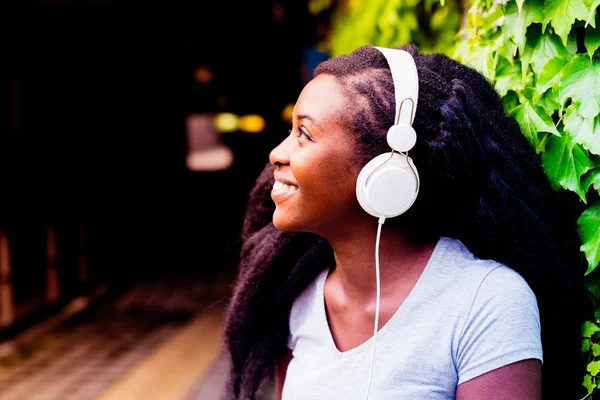 Afro vrouw luisteren muziek — Stockfoto