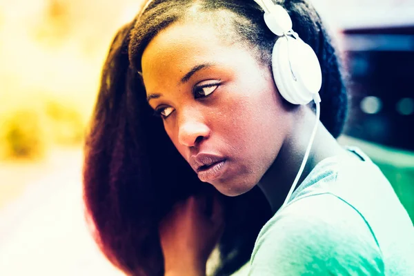 Afro vrouw luisteren muziek — Stockfoto