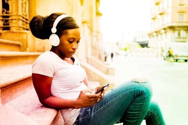 Μαύρη γυναίκα εξωτερική ακούγοντας μουσική — Φωτογραφία Αρχείου