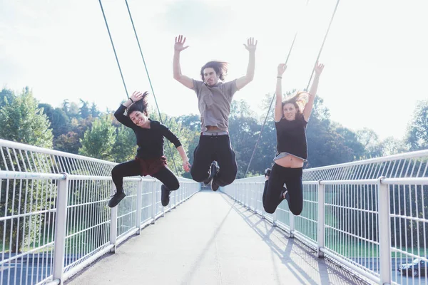 Frauen und Männer springen im Freien — Stockfoto