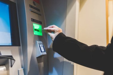 el banka kartı Atm makine içinde ekleme
