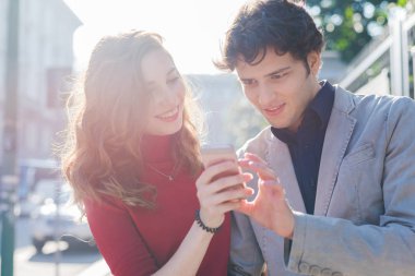 smartphone kullanarak aşık Çift