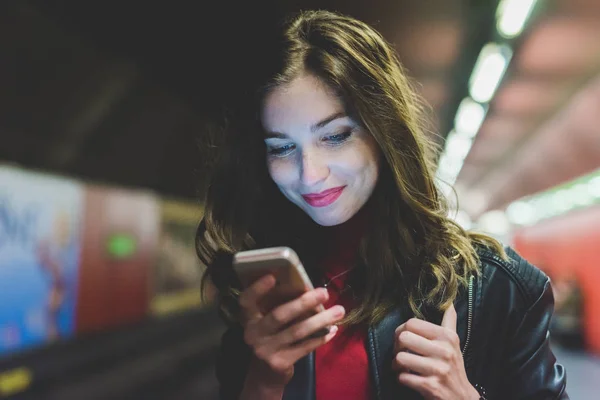 Frau benutzt Smartphone in U-Bahn — Stockfoto