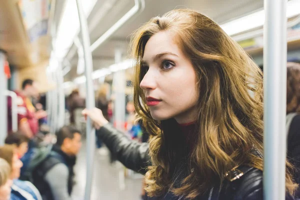 在地铁里的女人通勤 — 图库照片