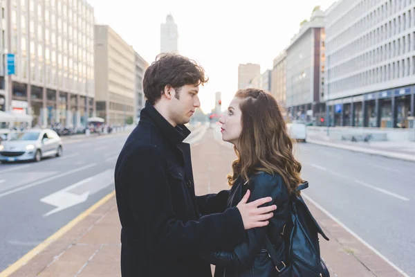 Пара закохана на відкритому повітрі в місті — стокове фото