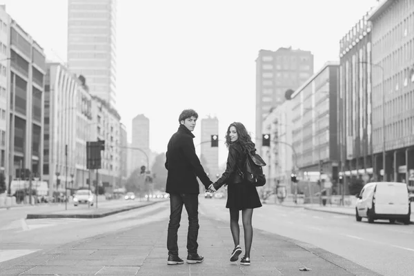 Verliebtes Paar spaziert durch die Stadt — Stockfoto