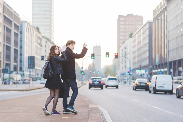 Pareja enamorada al aire libre en la ciudad — Foto de Stock