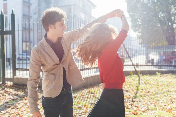 Par i kärlek Dans utomhus — Stockfoto