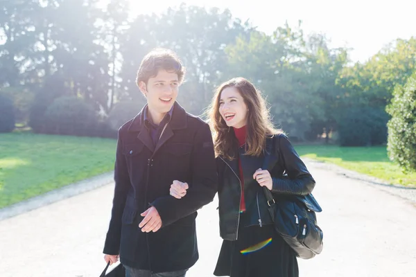 Couple en amour bavarder en plein air en ville — Photo