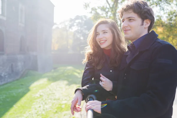 Pareja enamorada divirtiéndose — Foto de Stock