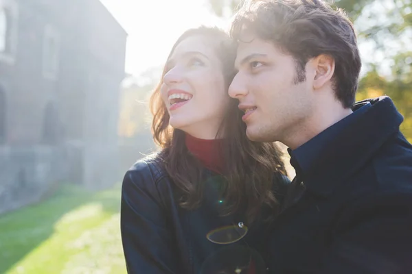 Paar verliefd plezier buiten — Stockfoto