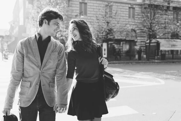 Verliebtes Paar spaziert im Freien — Stockfoto