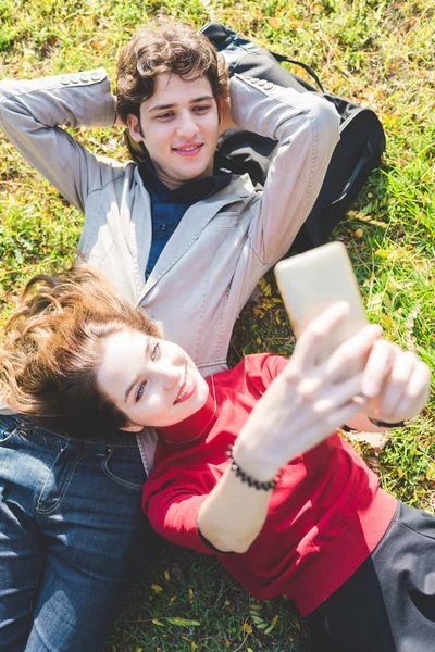 Pár v lásce s selfie — Stock fotografie